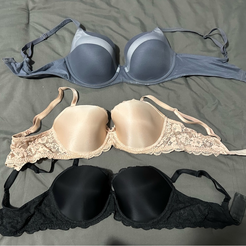 3 bras 36d Victoria secret